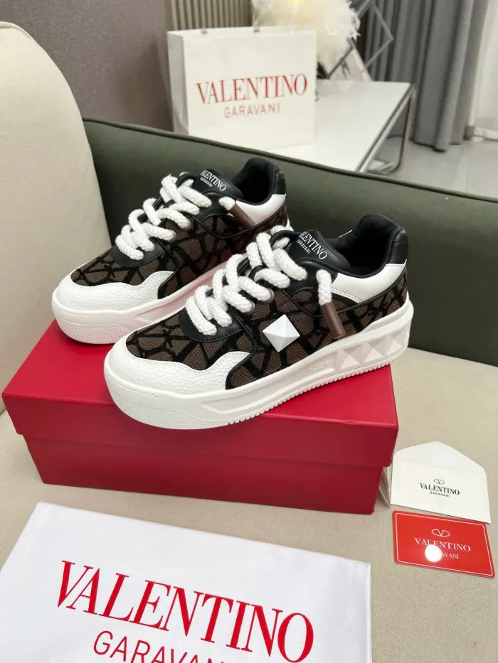 V - SNEAKERS