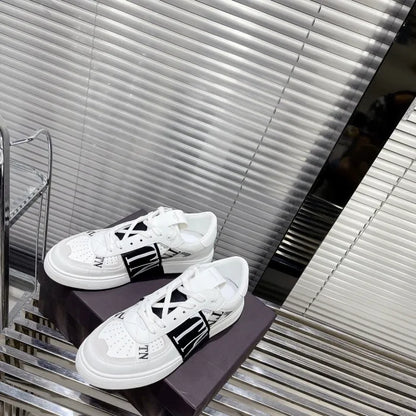 V - SNEAKERS