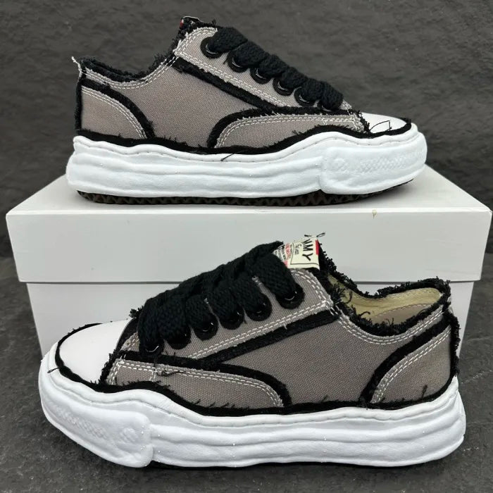 A - SNEAKERS
