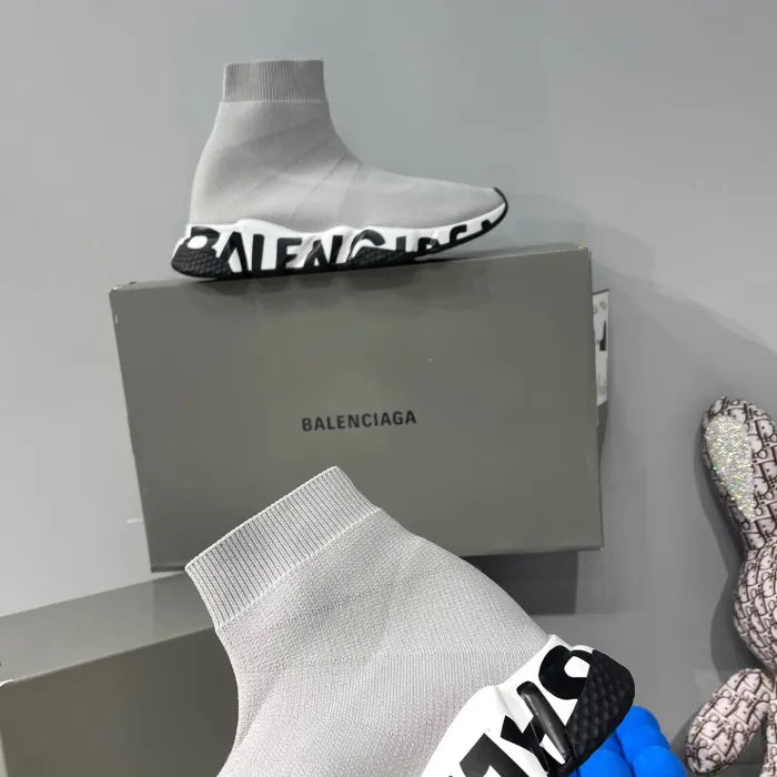 B - SNEAKERS