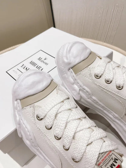 A - SNEAKERS