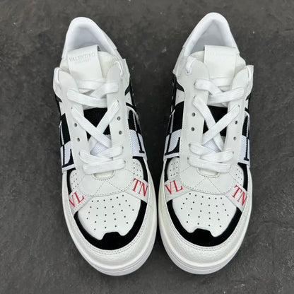 V - SNEAKERS