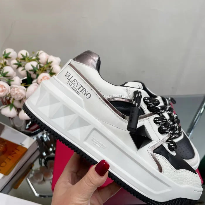 V - SNEAKERS