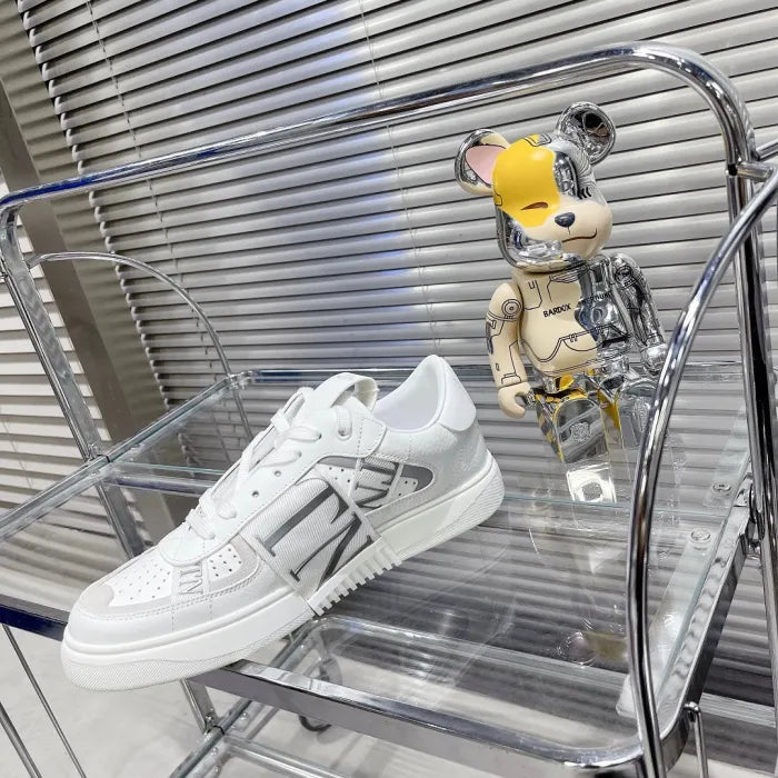 V - SNEAKERS