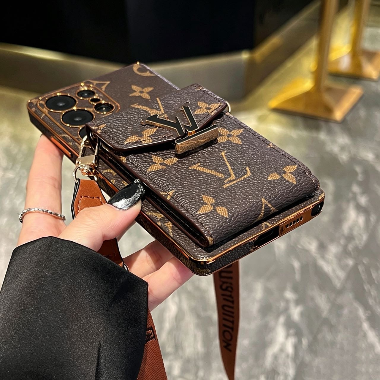 Premium oblique span fine hole leather case insert card is suitable for Samsung S26ultra trendy brand S25/S24S23plus protective case