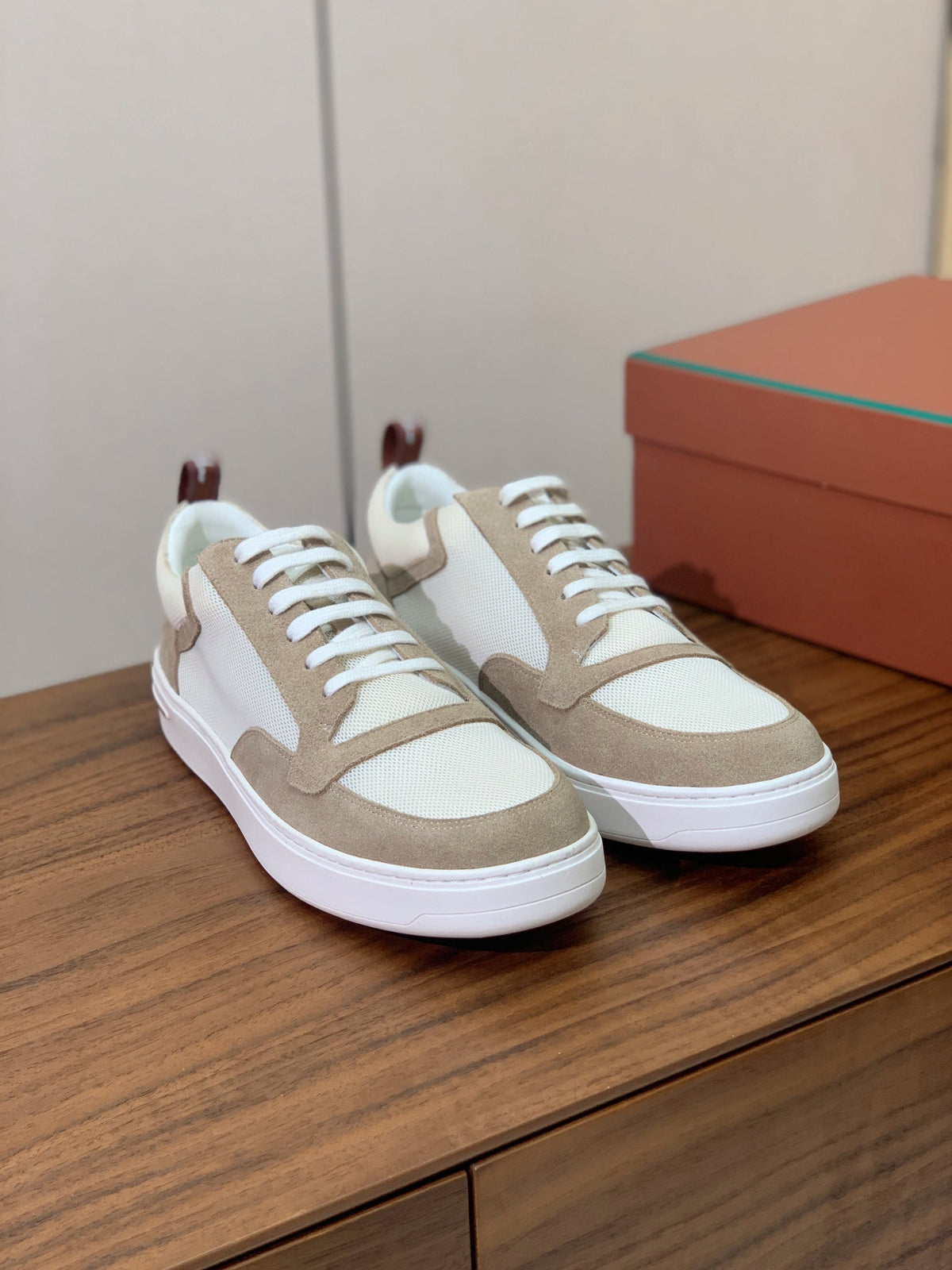 L-Sneakers