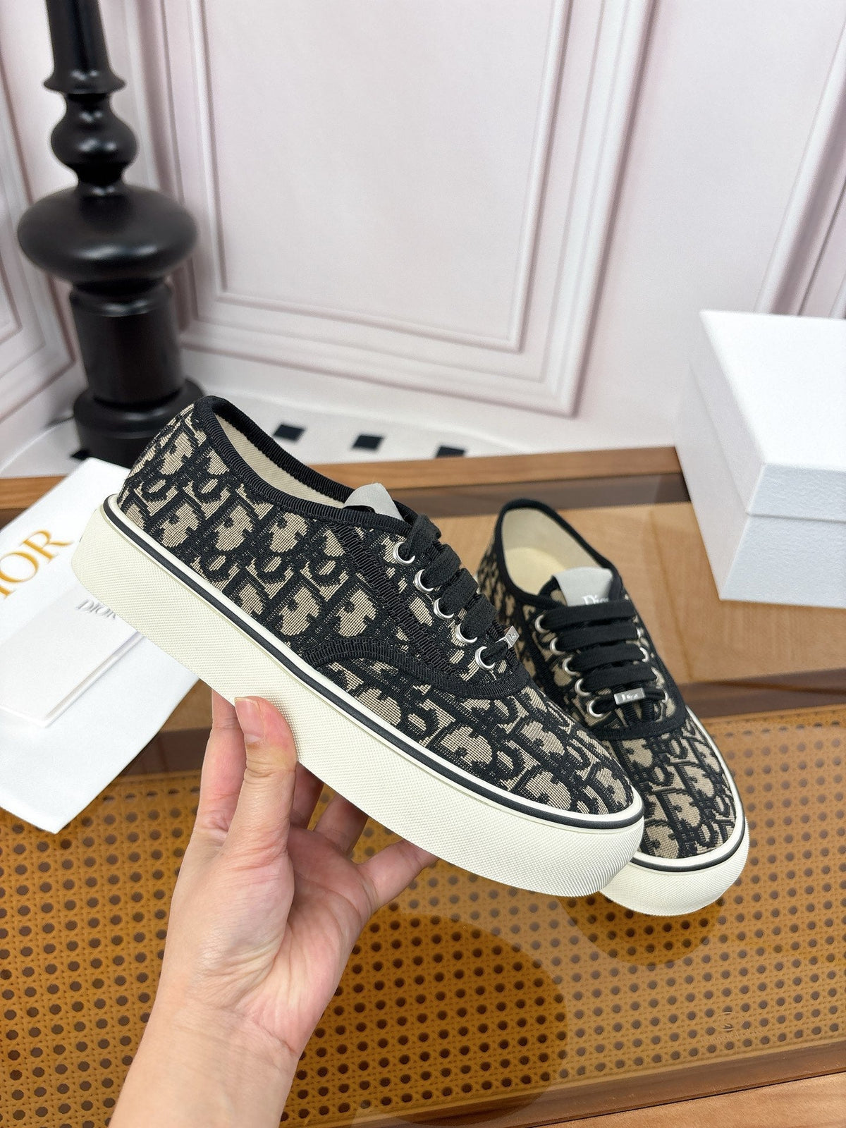 D-Sneakers