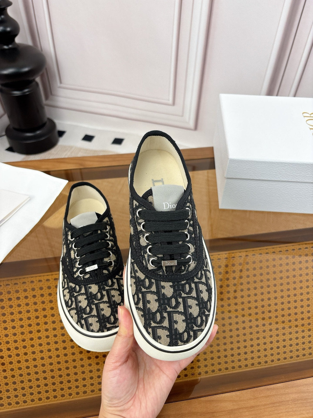D-Sneakers