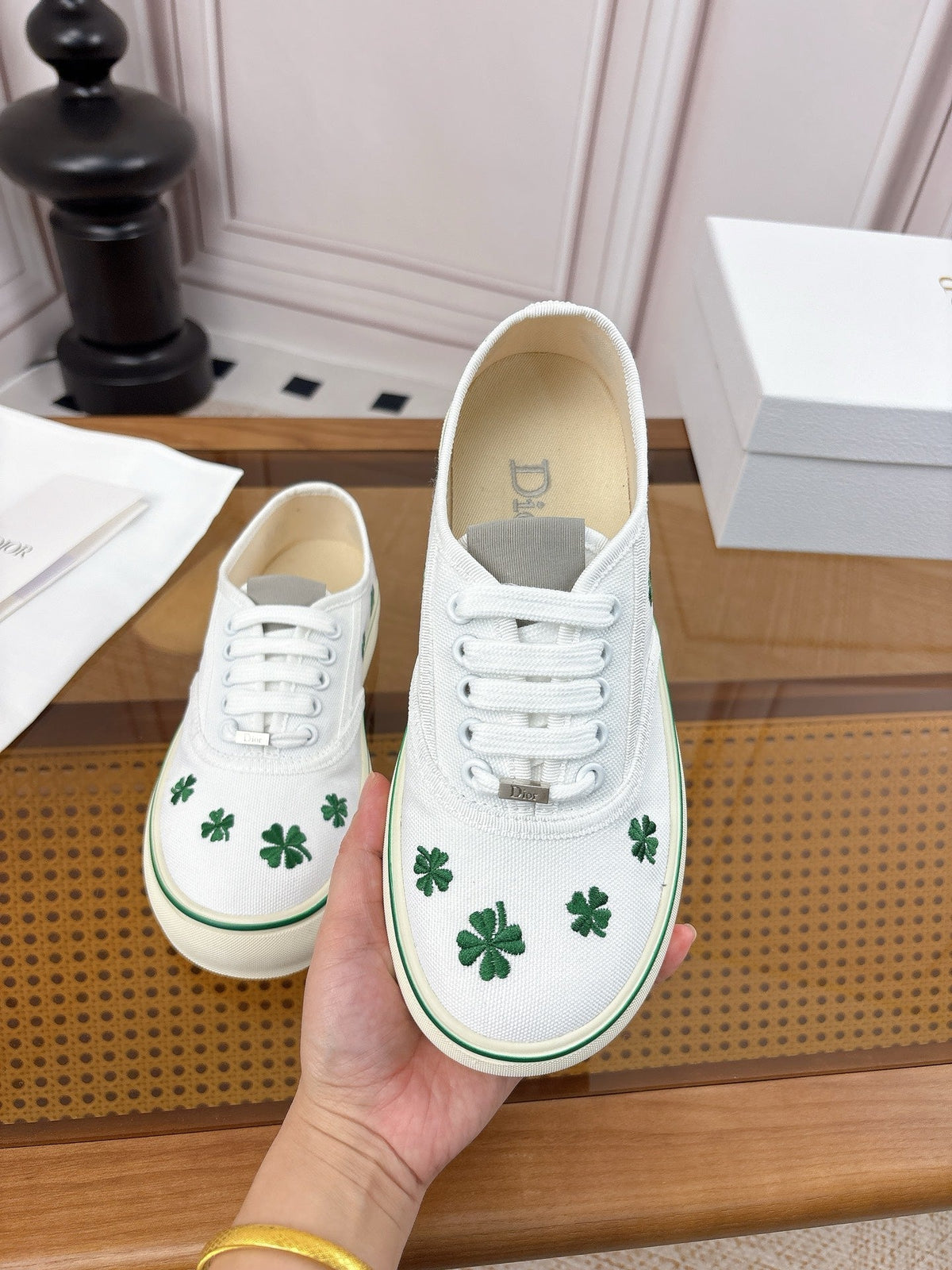 D-Sneakers