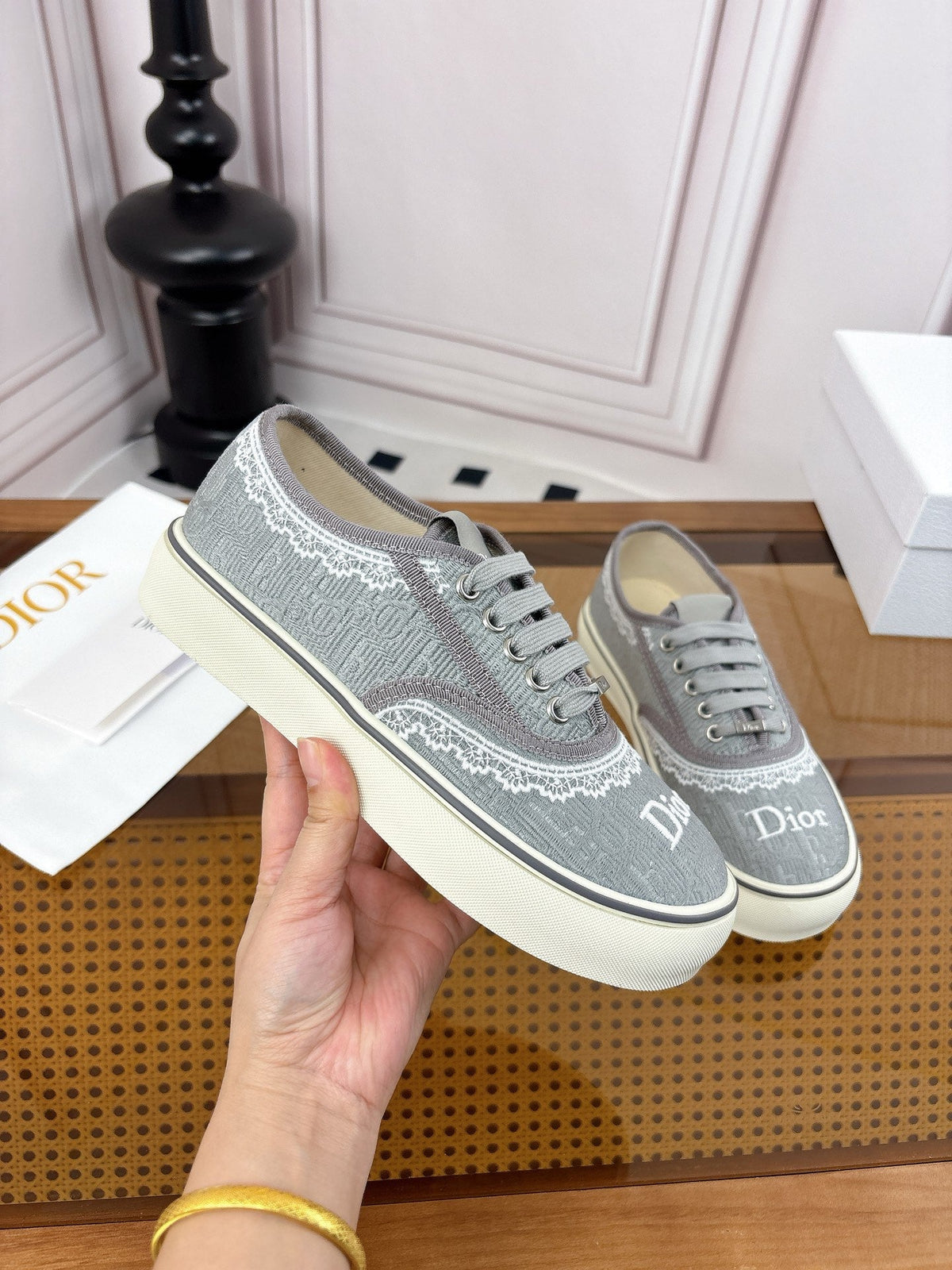 D-Sneakers