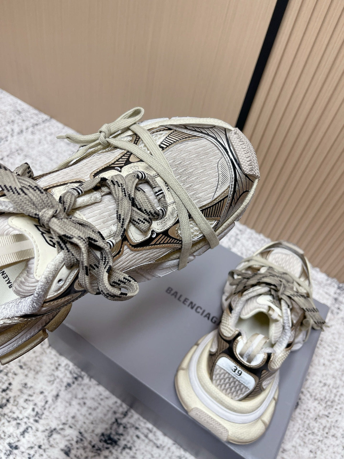 B-Sneakers