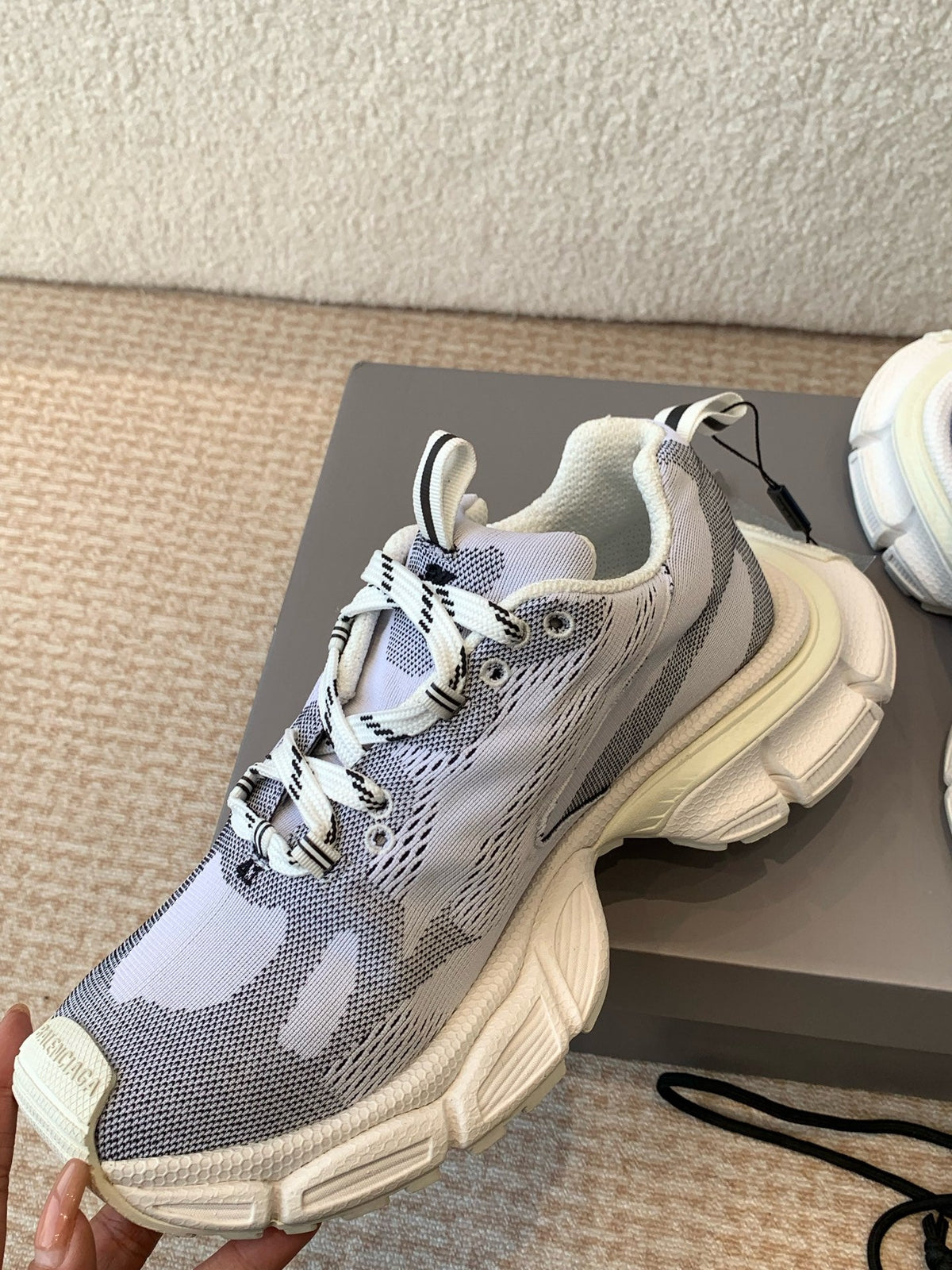 B-Sneakers