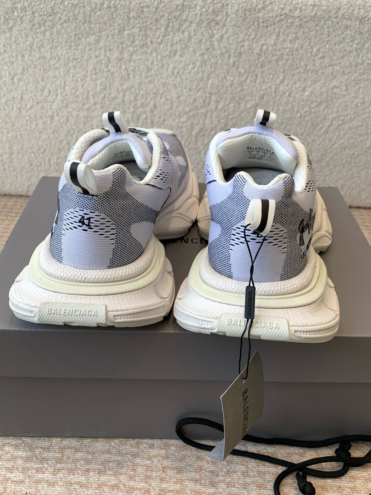 B-Sneakers