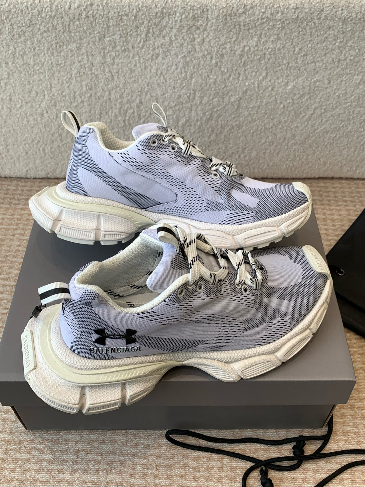B-Sneakers