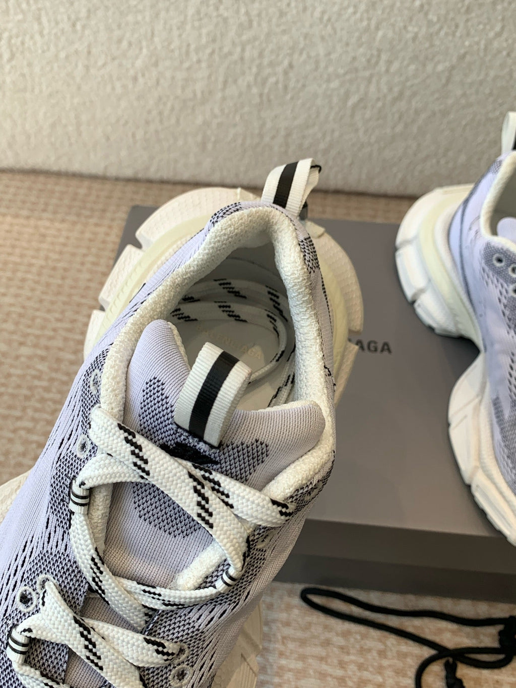 B-Sneakers