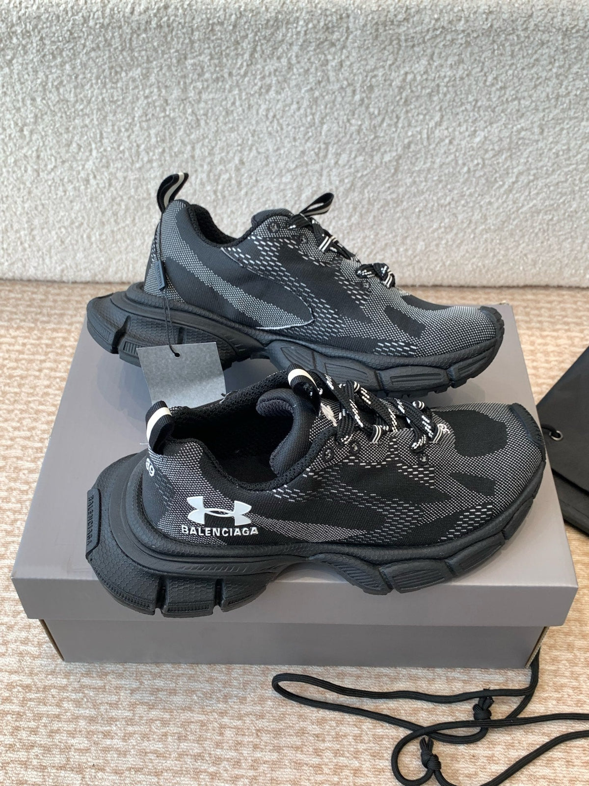 B-Sneakers